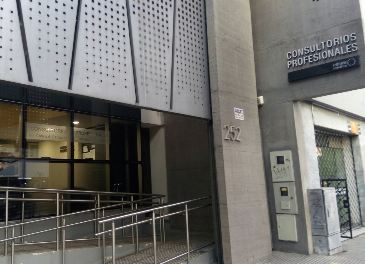 Frente de los Consultorios del Colegio Médico en San Miguel de Tucumán